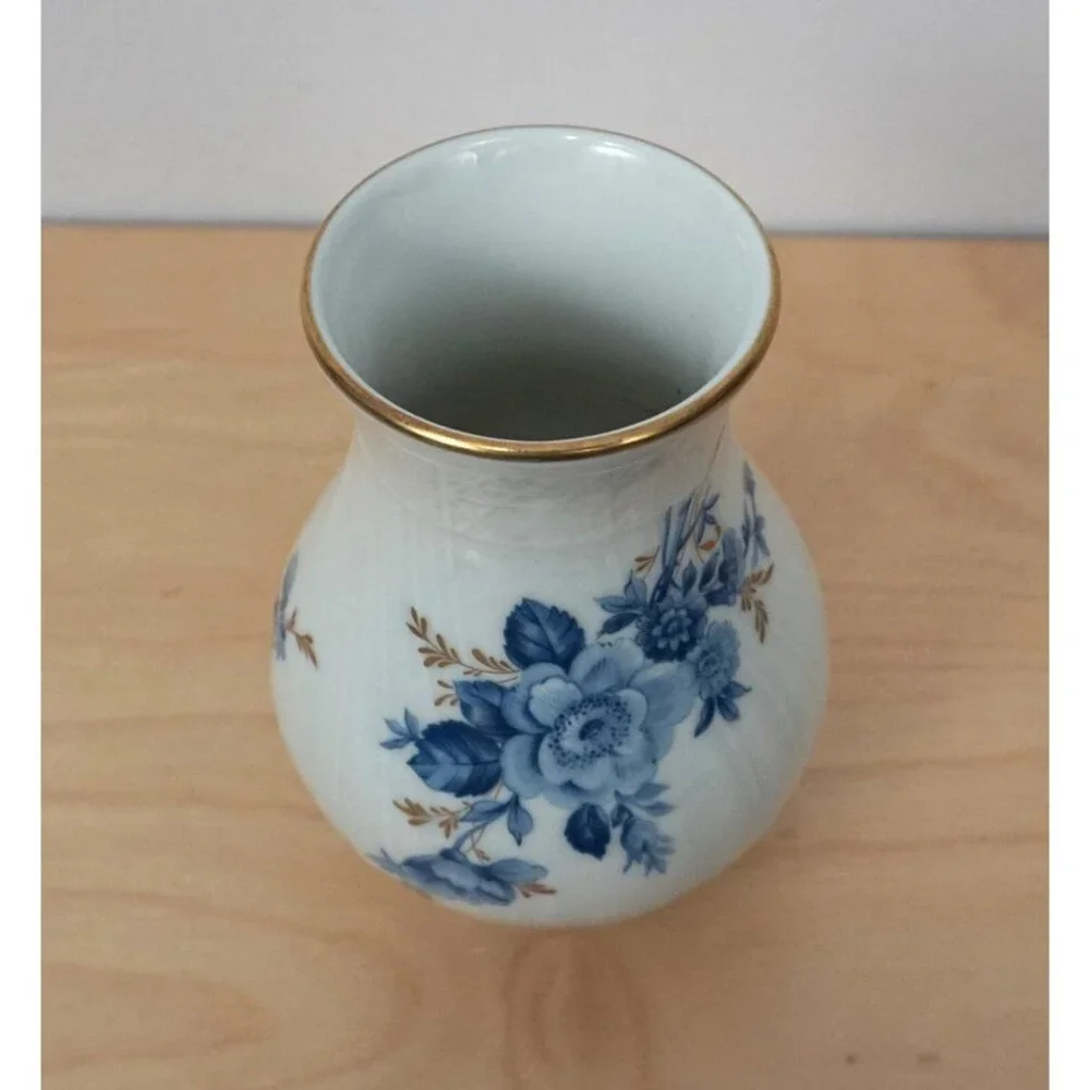 Hutschenreuther White Blue Floral Porcelain Germany Dresden Vase 4.75